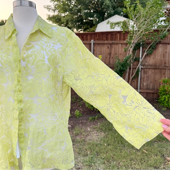 💖 Chico’s Yellow Lace Button-Front Blouse - Picture 11 of 16